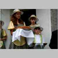 905-1043 Sonderfahrt nach Tapiau im Juni 2003. Junge russische Maedchen in selbstgenaehten Kleidern mit Brot und Salz..jpg